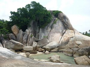 חוף סלעי לאמי ביץ בקוסמוי תאילנד.